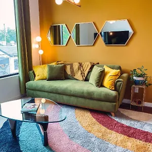 Vintage Vibes - Minutes From The Broadway Buzz Holiday home